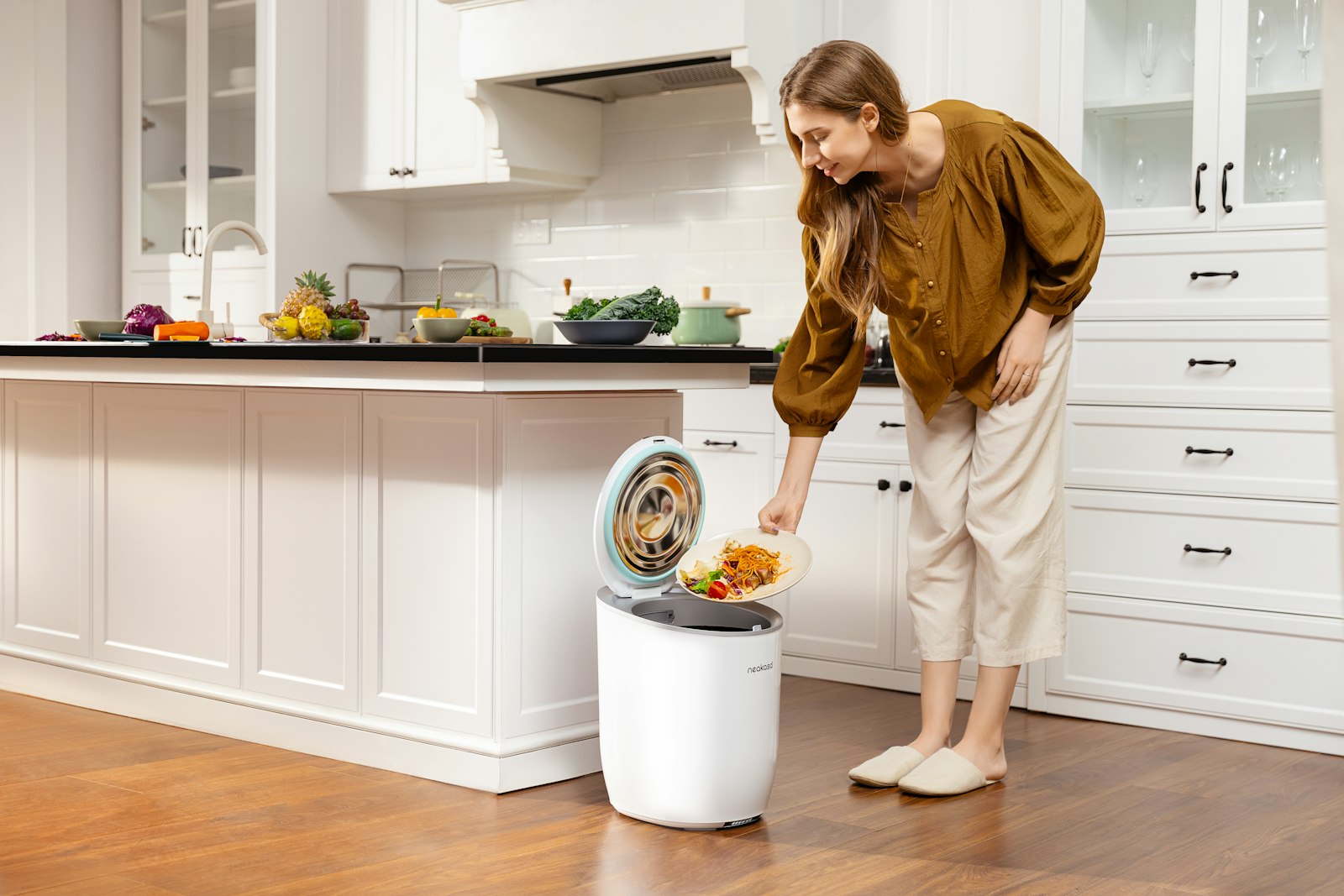 Compostera con restos de vegetales en la cocina