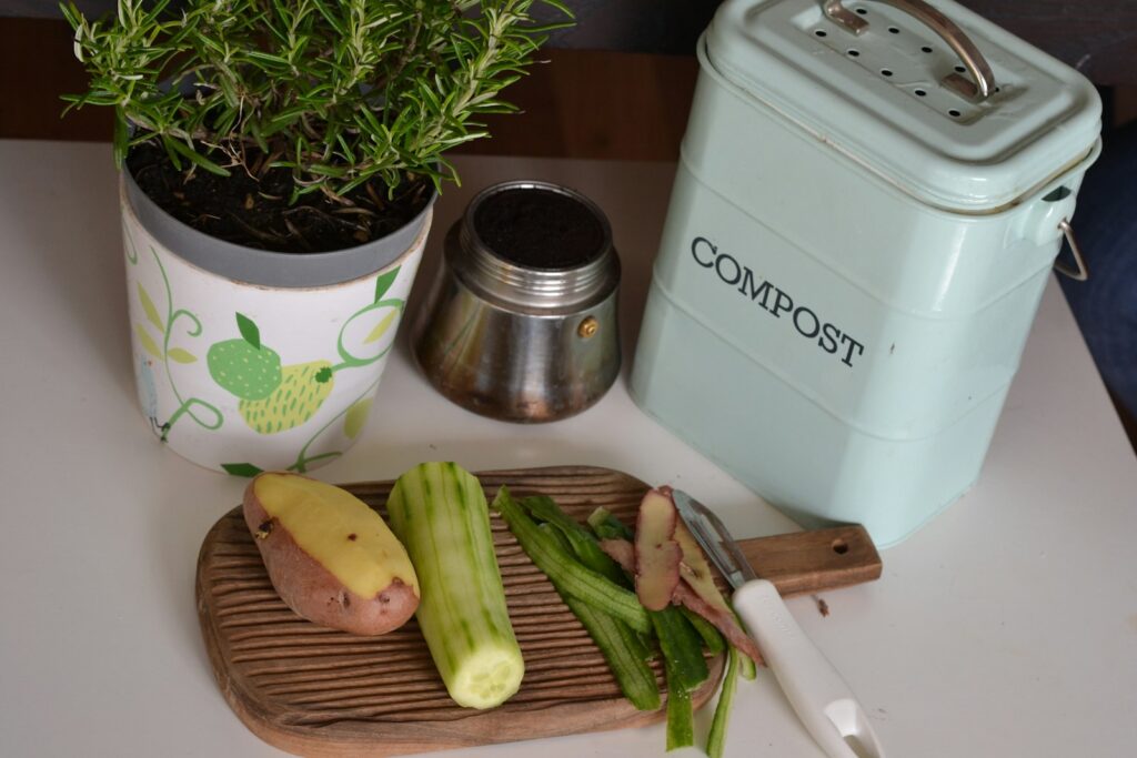 Tacho con restos de verduras listos para compostar