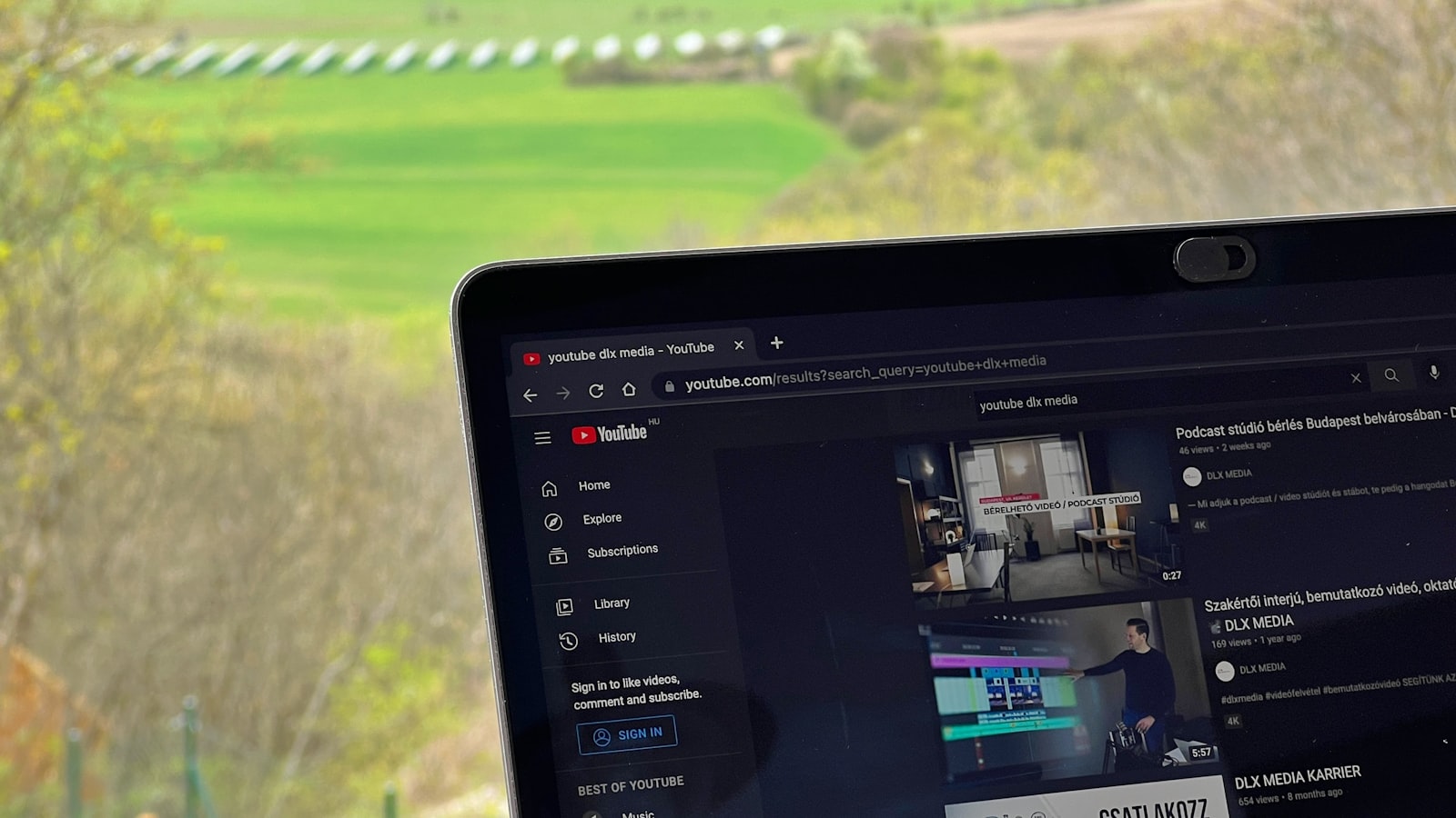 Laptop reproduciendo un video de Youtube sobre naturaleza
